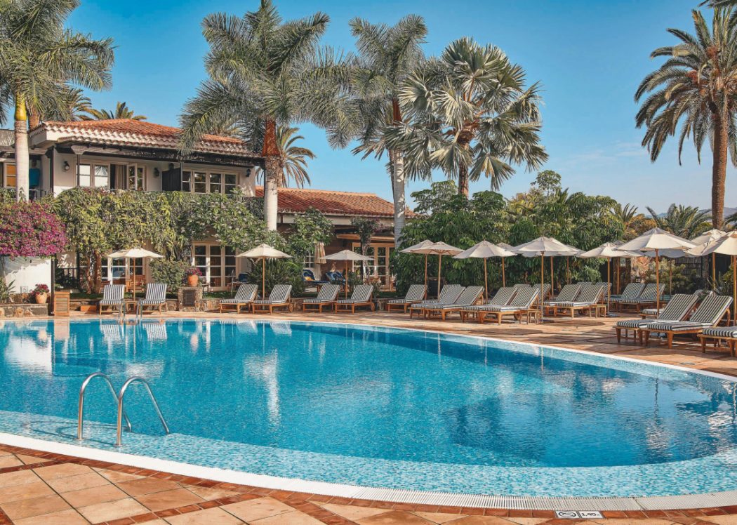 Pool mit Liegen und Sonnenschirmen rundum im Grand Residencia