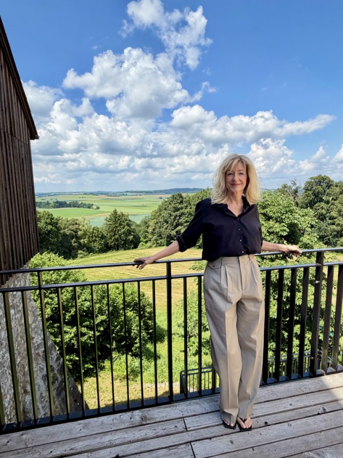 Tina Artz auf Dachterasse, Ausblick ins Grüne bis zum Horizont