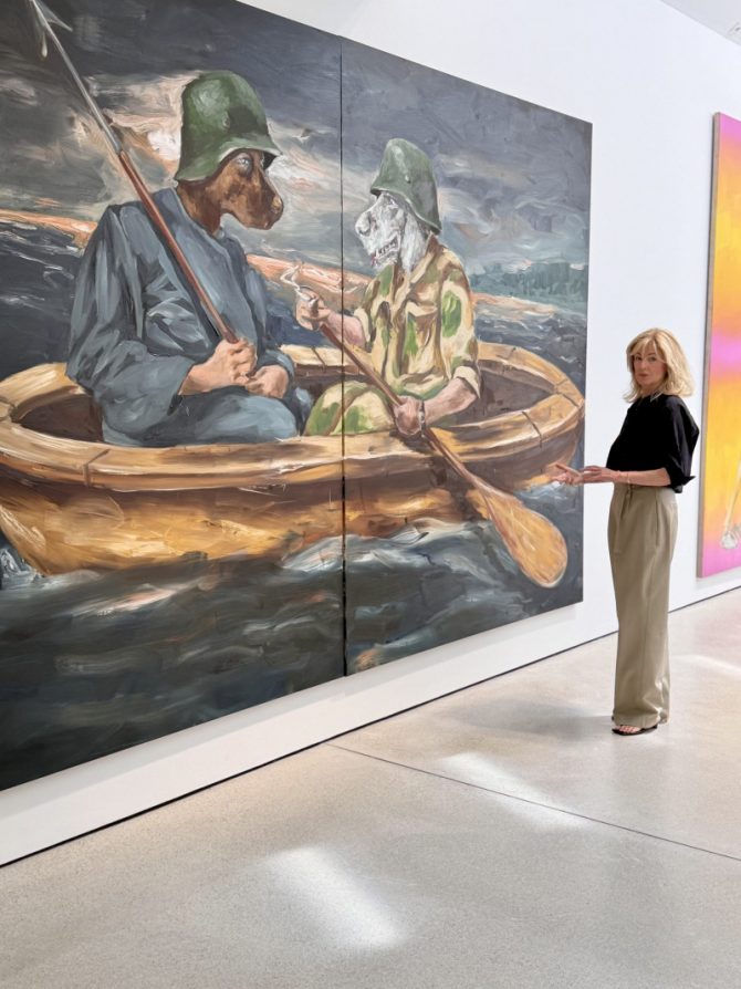 Tina Artz vor einem Gemälde von Roger Forstner in der Galerie Zin