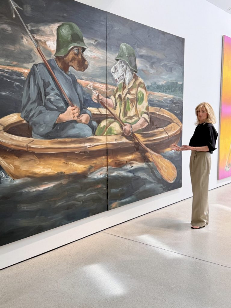 Tina Artz vor einem Gemälde von Roger Forstner in der Galerie Zin