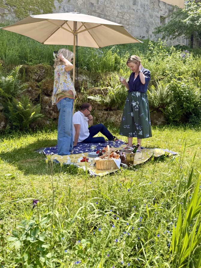 Im Grünen, Picknickdecke mit Picknick, Tina Artz mit Gastgeber Familie Zink