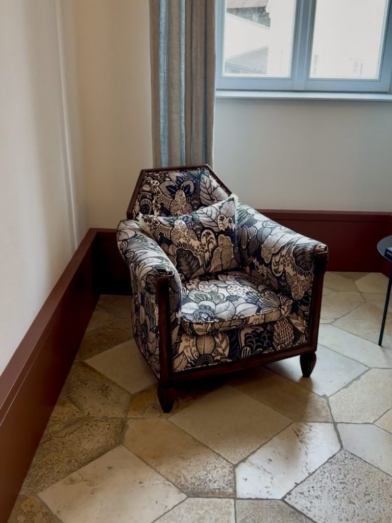 Vintage-Sessel mit Paisley Muster im Flur