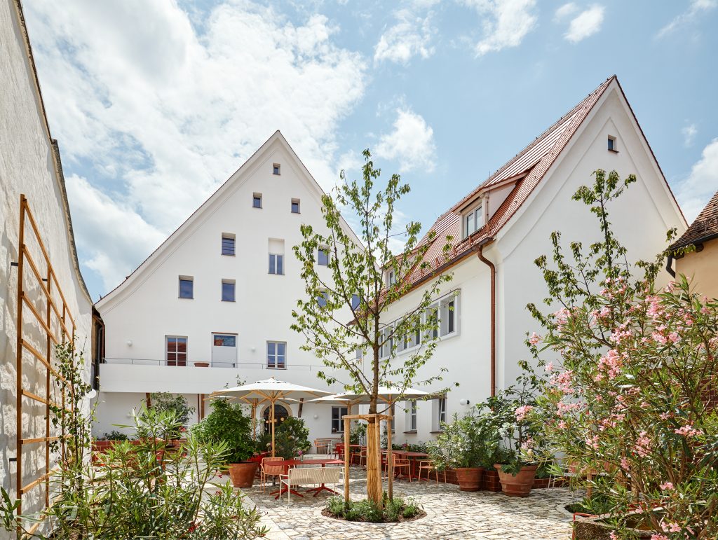 Probstanwesen mit Neubau und Innenhof-Garten